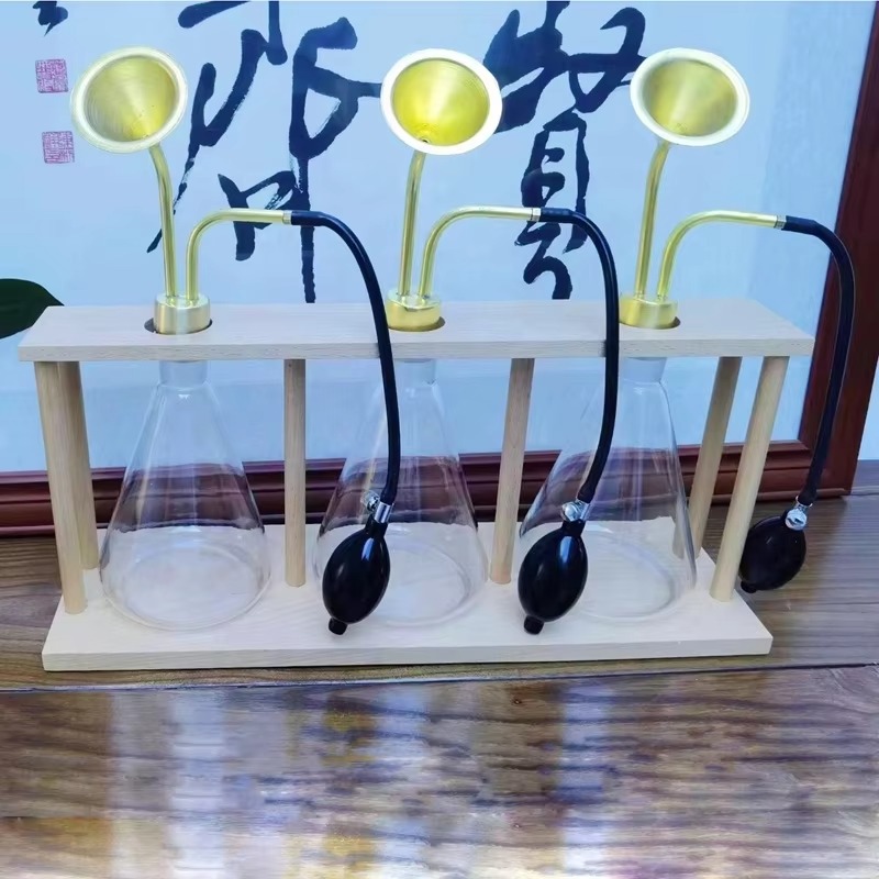 Perfume Fragrance Base - 창의적인 향기로운 향수병과 나무 받침대가 있는